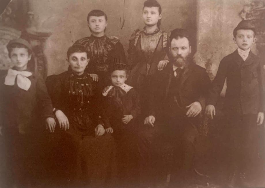 The David Kantrowitz, the namesake of the organization, with his family. In the late 1800s, the Kantrowitz family were the first descendants of Mirke Beker to emigrate to America.